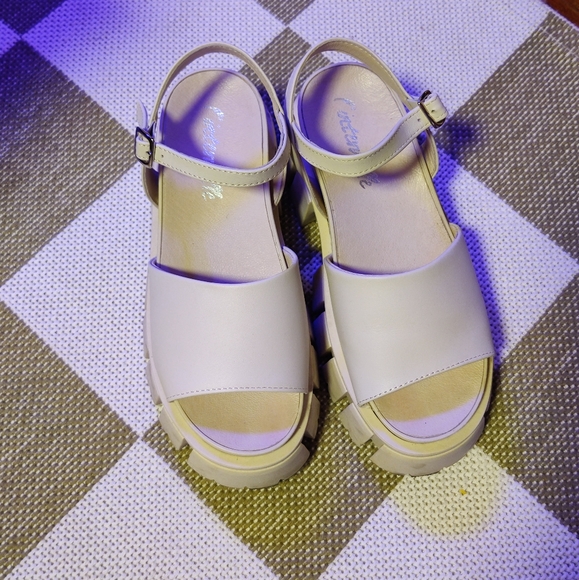 Chunky Heel Sandal in Bone White - Picture 3 of 12